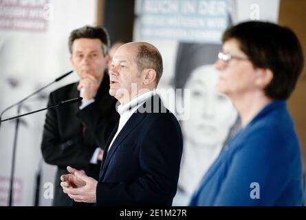 Berlino, Germania. 8 gennaio 2021. OLAF Scholz (SPD, M), ministro federale delle finanze, Rolf Mützenich (l), presidente del gruppo parlamentare SPD, e la presidente del partito SPD Saskia Esken hanno fatto un comunicato stampa al termine della riunione digitale annuale di avvio del gruppo parlamentare SPD a livello di gruppo parlamentare nell'edificio Reichstag. Credit: Kay Nietfeld/dpa/Alamy Live News Foto Stock