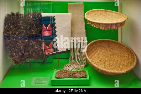 Cesti indiani, kilt, coperta, sandalo (600 d.C.), recuperati dalla grotta di Jemez, esposti al centro visitatori del Coronado State Monument a Bernalillo, New Mexico, USA Foto Stock