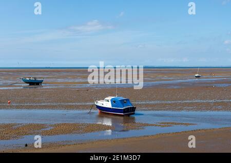 Meols, il Wirral, Regno Unito: 23 giugno 2020: Piccole barche riposano sulla sabbia a bassa marea. Foto Stock