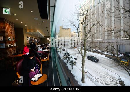 Starbucks caffè sopra guardando la strada vicino alla stazione ferroviaria a Sapporo, Giappone. Foto Stock