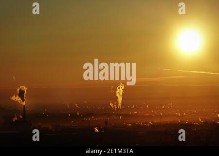 Camini industriali per fumatori, vista dall'alto all'alba Foto Stock