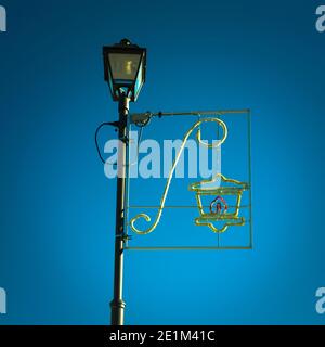 Lampione decorativo luminoso con ornamenti festosi su un cielo azzurro. Decorazione natalizia di strada. Francia Foto Stock