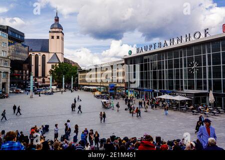 Colonia, Gretmany - 29 agosto 2011: Bahnhofsvorplatz e Hauptbahnhof Stazione ferroviaria principale di Colonia, Germania. Foto Stock