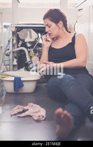 La donna ha bisogno di un idraulico per riparare la perdita Foto Stock