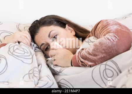 malata donna , influenza o covid19 disease, freddo e ha febbre Foto Stock