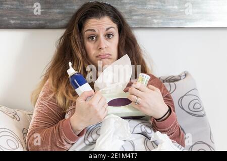 malata donna , influenza o covid19 disease, freddo e ha febbre Foto Stock