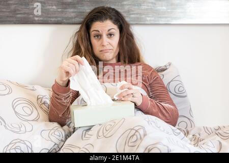 malata donna , influenza o covid19 disease, freddo e ha febbre Foto Stock