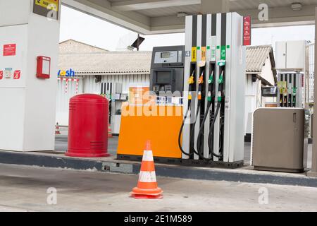 Fondo distributore benzina carburante colorato. Primo piano della stazione delle pompe di alimentazione Foto Stock