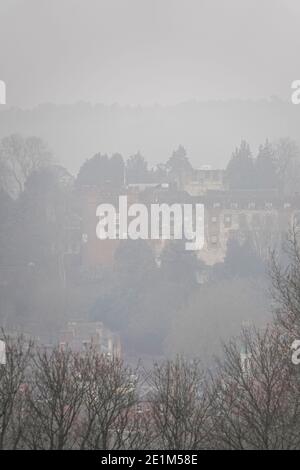 Farnham Castle, Farnham. 8 gennaio 2021. Una notte amaramente fredda in tutte le contee domestiche. Nebbia di radiazione sopra il castello di Farnham in Farnham in Surrey. Credit: james jagger/Alamy Live News Foto Stock