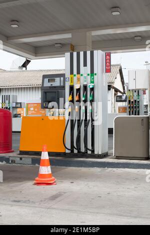 Fondo distributore benzina carburante colorato. Primo piano della stazione delle pompe di alimentazione Foto Stock