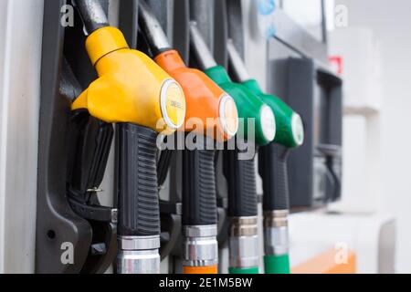 Fondo distributore benzina carburante colorato. Primo piano della stazione delle pompe di alimentazione Foto Stock