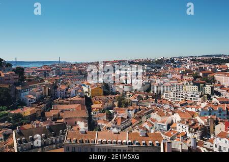 Vista panoramica della città dal punto di vista Miradouro da Senhora do Monte a Lisbo Foto Stock