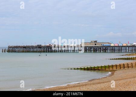 La spiaggia e il molo di Hastings, Hastings, East Sussex, England, Regno Unito Foto Stock