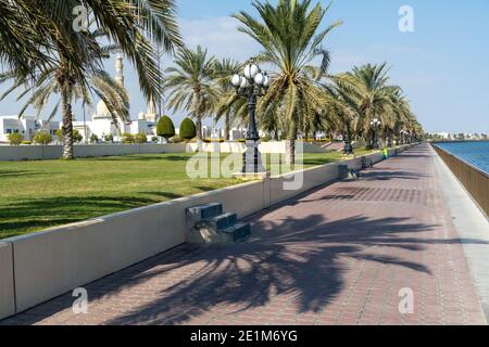 Kalba Corniche a Sharjah Emirati Arabi Uniti (Emirati Arabi Uniti) in una bella giornata a piedi lungo il Golfo di Oman vicino alla città. Foto Stock