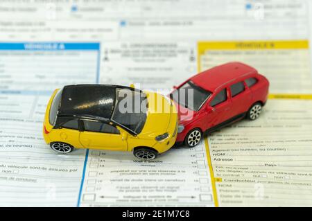 Rapporto assicurazione infortuni auto - illustrazione giocattoli in miniatura Foto Stock