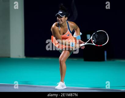 Heather Watson della Gran Bretagna in azione contro Jodie Burrage Della Gran Bretagna durante il primo turno del 2021 Abu Dhabi, WTA/LM Foto Stock