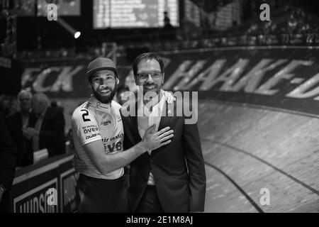 Christian Grassmann ed Erik Weispfennig con sei giorni di gara di ciclismo su pista di Brema alla OVB Arena di Brema, Germania, gennaio 2016 Foto Stock