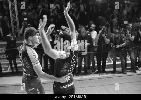 Vincitore che festeggia sul podio in occasione della gara di ciclismo su pista Six Days of Bremen all'OVB Arena di Brema, Germania, gennaio 2016Six Days of Br Foto Stock