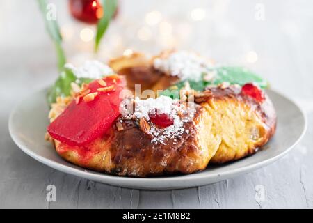 Torta di frutta di Natale portoghese Bolo rei sul piatto sfondo grigio in ceramica Foto Stock