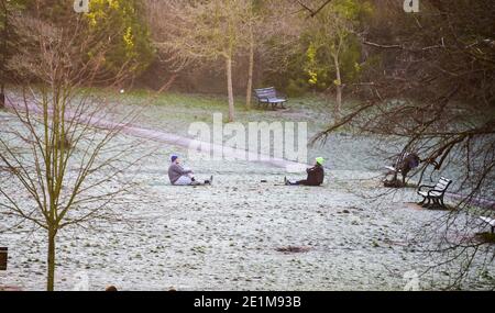 Brighton UK 8 gennaio 2021 - Esercitazione di prima mattina nel Queens Park Brighton in una giornata gelida molto fredda nel Sud Est. Più neve e sleet è previsto per alcune parti della Gran Bretagna con temperature di congelamento, ma si prevede di riscaldarsi nel fine settimana: Credit Simon Dack / Alamy Live News Foto Stock