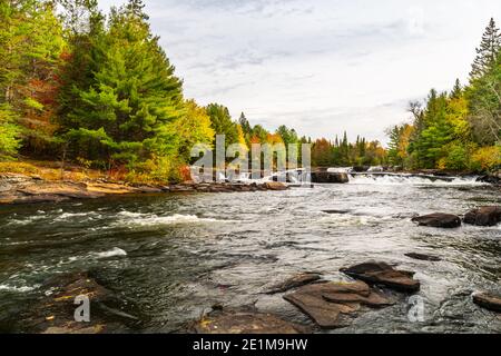 Tre cascate Brothers Kinmount Minden Hills bruciano il fiume Kinmount Ontario Canada in autunno Foto Stock