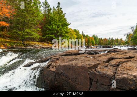 Tre cascate Brothers Kinmount Minden Hills bruciano il fiume Kinmount Ontario Canada in autunno Foto Stock