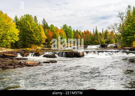 Tre cascate Brothers Kinmount Minden Hills bruciano il fiume Kinmount Ontario Canada in autunno Foto Stock