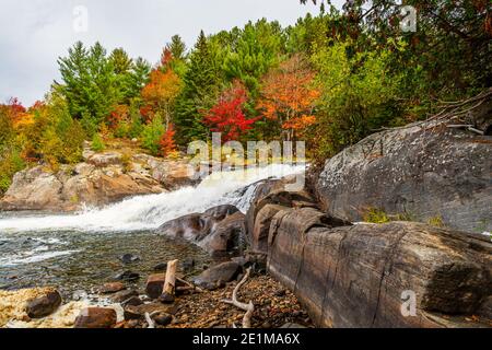 Tre cascate Brothers Kinmount Minden Hills bruciano il fiume Kinmount Ontario Canada in autunno Foto Stock