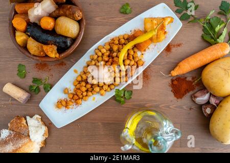 coccido di cibo tradizionale spagnolo con ceci e budino nero chorizo ceci pancetta carote patate Foto Stock