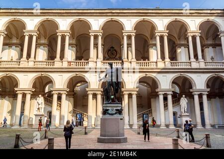 Milano, Lombardia, Italia - 5 ottobre 2017: Il cortile e l'ingresso della famosa Università delle Arti di Brera Foto Stock
