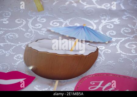 Festa tropicale estiva, coprimaterasso di cocco su un tavolo con panno bianco per festa, celebrazione. Coprimaterasso di frutta Foto Stock