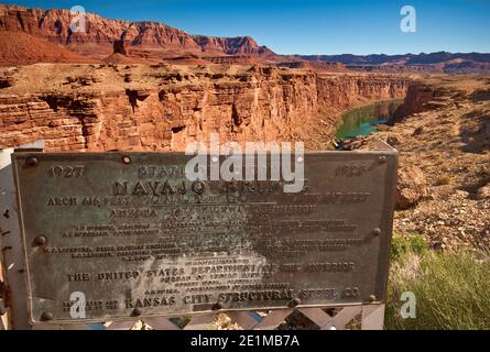 Segno storico presso il vecchio Ponte Navajo, sopra il Marble Canyon del Fiume Colorado, vicino alla citta' di Marble Canyon, Arizona, USA Foto Stock