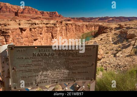 Segno storico presso il vecchio Ponte Navajo, sopra il Marble Canyon del Fiume Colorado, vicino alla citta' di Marble Canyon, Arizona, USA Foto Stock