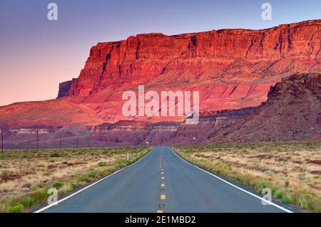 Autostrada Alt. 89 a sunrise vicino a scarpata in Vermiglio scogliere monumento nazionale, Arizona, Stati Uniti d'America Foto Stock