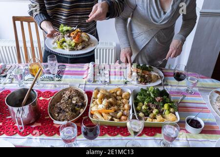 I membri di una famiglia britannica si aiutano ad un pranzo di Natale di tacchino e verdure, il 25 dicembre 2020 a Londra, Inghilterra. Foto Stock