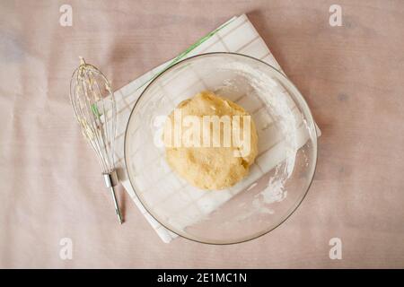 Il processo di preparazione di semplici e deliziosi biscotti a forma di cuore per la colazione. San Valentino. FAI DA TE. Passo dopo passo Foto Stock