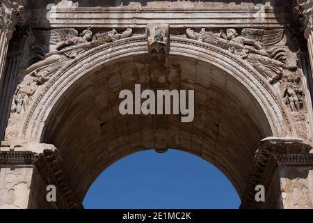 Arco di Costantino con figure Victoria (Nike), alato sollievo vittoria sugli spandrelli ad arco dal 312 al 315 d.C. a Roma, Italia, Europa Foto Stock