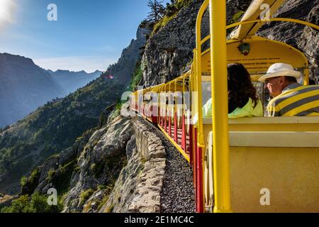 Ferrovia turistica "Petit train d'Artouste" nella valle di Ossau, nel dipartimento dei Pirenei Atlantici (Francia sud-occidentale) Foto Stock