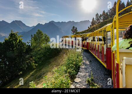 Ferrovia turistica "Petit train d'Artouste" nella valle di Ossau, nel dipartimento dei Pirenei Atlantici (Francia sud-occidentale) Foto Stock