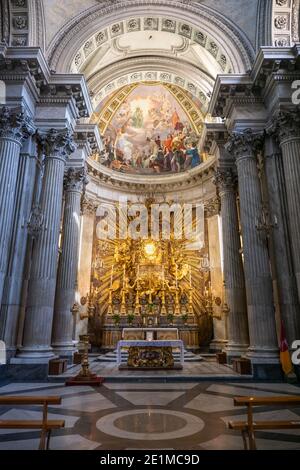 All'interno di Santa Maria in Campitelli (Santa Maria in Portico), altare maggiore in chiesa Alto Barocca dedicata alla Vergine Maria a Roma, Italia, Europa Foto Stock