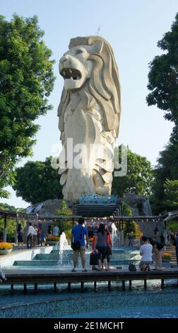 Singapore - Luglio 10 2012: La statua del Merlion di Singapore sull'isola di Sentosa Foto Stock