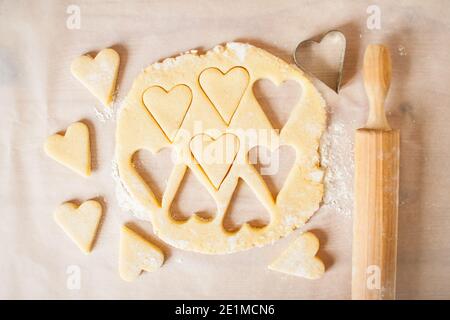 Il processo di preparazione di semplici e deliziosi biscotti a forma di cuore per la colazione. San Valentino. FAI DA TE. Passo dopo passo Foto Stock