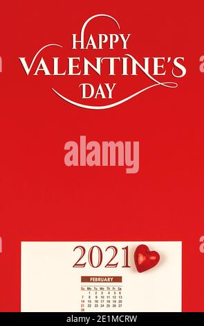 Buon San Valentino biglietto d'auguri concetto, comunicazione con calendario 2021 gennaio su sfondo rosso con cuore e iscrizione Foto Stock