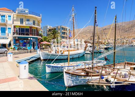 Barche ormeggiate lungo il lungomare della città portuale di Pothia, Kalymnos, Dodecanese, Grecia Foto Stock