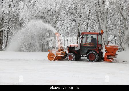 Oberhof, Germania. 8 gennaio 2021. Un soffiatore di neve attraversa un parcheggio nella periferia della città. Oberhof si falla fuori dai turisti di giorno. Il comune chiude tutti i parcheggi pubblici per i turisti di giorno, la polizia regola l'accesso alla città. Credit: Bodo Schackow/dpa-Zentralbild/dpa/Alamy Live News Foto Stock