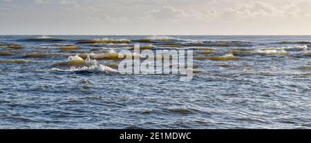 Piccole onde in acque poco profonde con vento contro la marea Foto Stock