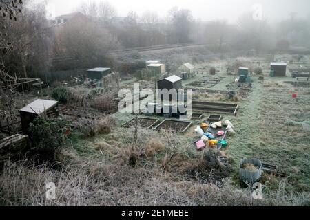 Giardini di allotment in un giorno freddo di inverno`s, Warwick, Regno Unito Foto Stock