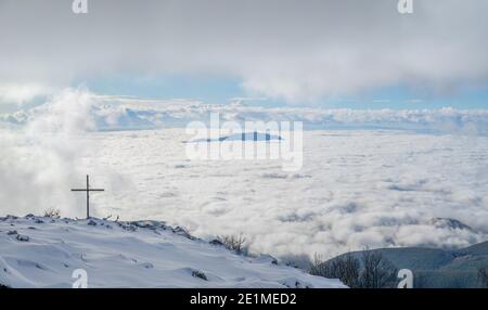 Monti Sabini (Rieti, Italia) - le montagne innevate della provincia di Rieti, Sabina, vicino al Monte Terminillo e al Tevere. Qui Pizzuto Foto Stock