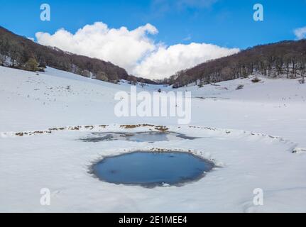 Monti Sabini (Rieti, Italia) - le montagne innevate della provincia di Rieti, Sabina, vicino al Monte Terminillo e al Tevere. Qui Pizzuto Foto Stock