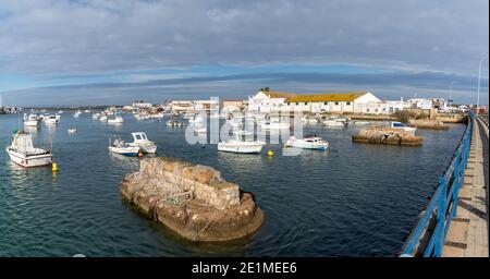 Isla Cristina, Spagna - 7 gennaio 2021: Porto di pescatori e porto di Isla Cristina in Andalusia Foto Stock